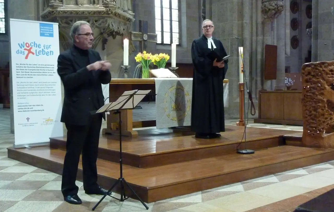 Pfarrer Roland Martin dolmetscht Landesbischof July beim Eröffnungsgottesdienst der diesjährigen „Woche für das Leben“.