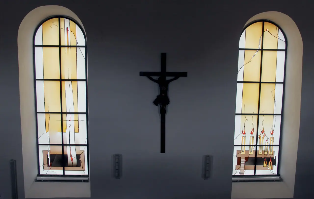 Die Auferstehung Jesu zu Ostern und die Ausgießung des Heiligen Geistes zu Pfingsten sind die Motive der beiden neuen Kirchenfenster in Monakam.