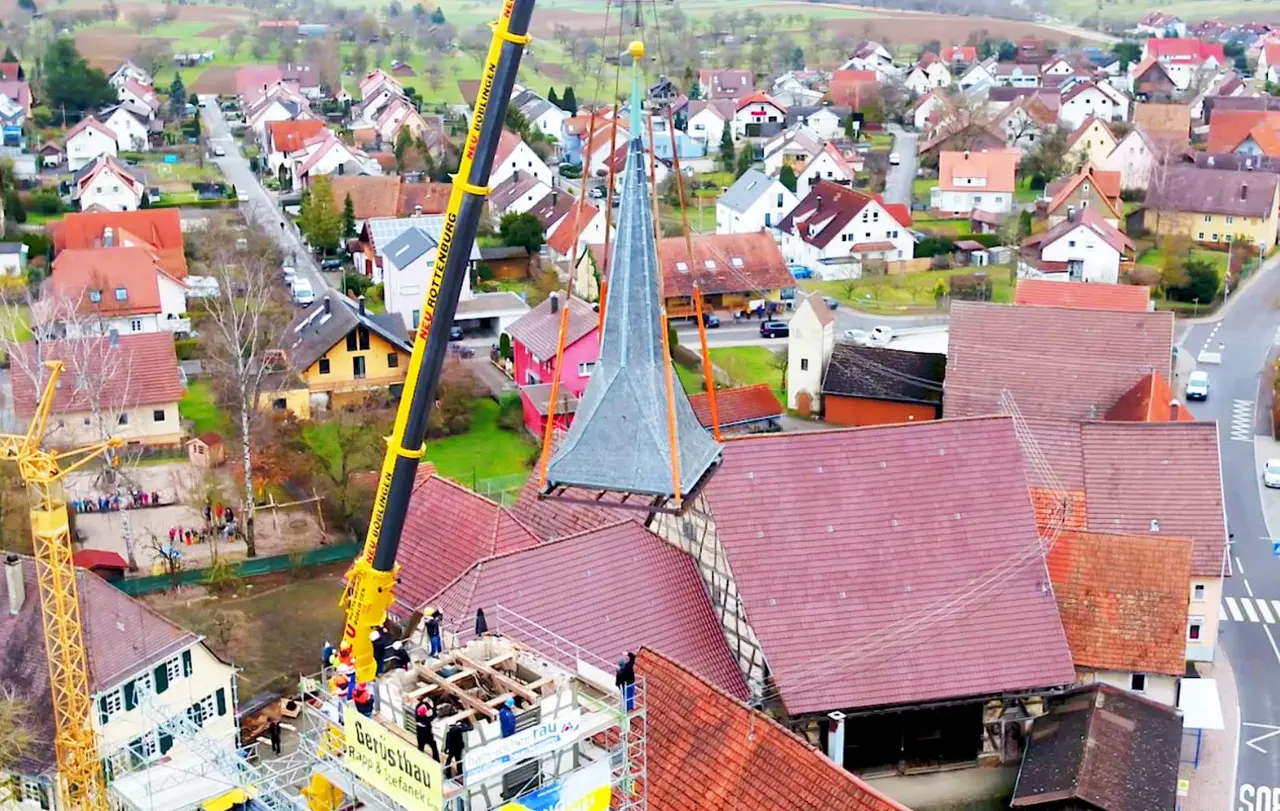 Eine fliegende Turmspitze sieht man nicht alle Tage. So geschehen in Mötzingen bei der Sanierung der Mauritius-Kirche.