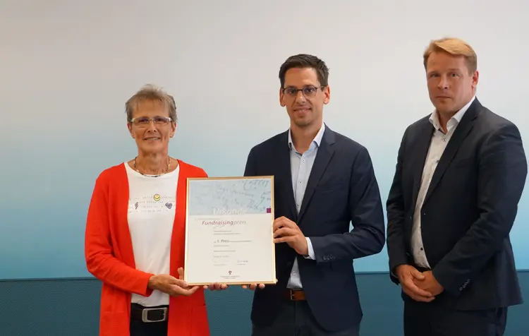 Elfriede, Hagmeyer und Daniel Mangel (Zainingen) sowie Sebastian Schneider (Direktor der Evangelischen Bank)