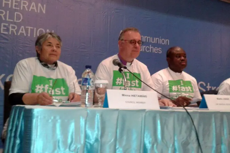 Landesbischof July bei der Präsentation der Aktion "Fasten für das Klima", die jede LWB-Mitgliedskirche künftig einmal im Monat durchführen soll.