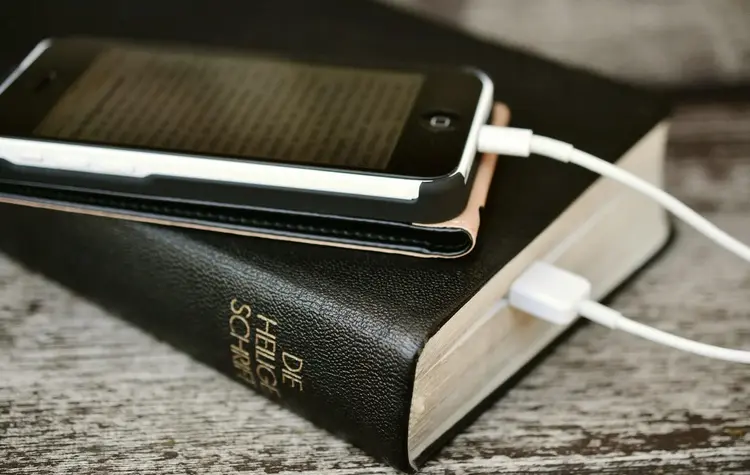 In der Bibel-App sind verschiedene Ausgaben online und offline verfügbar.