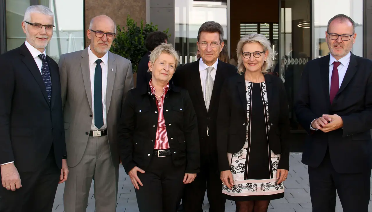 Sie diskutierten beim 15. Reutlinger Gespräch „Wirtschaft - Kirche“ über Digitalisierung und ethische Fragen (v.l.): Professor Dr. Gerhard Braun, Prälat Dr. Christian Rose, Ingrid Peters, Professor Dr. Dr. h. c. Wolfgang Huber, Dr. Daniela Eberspächer-Roth und Stefan Werner.