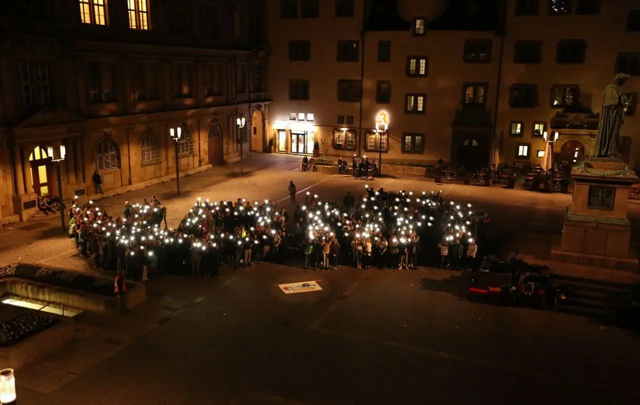 Auch 2016 bei der ersten Konfi-Nacht gab's eine Stadt-Rallye - hier ist der Schillerplatz zwischen der Stiftskirche und der Alten Kanzlei eine Station (Archivfoto).