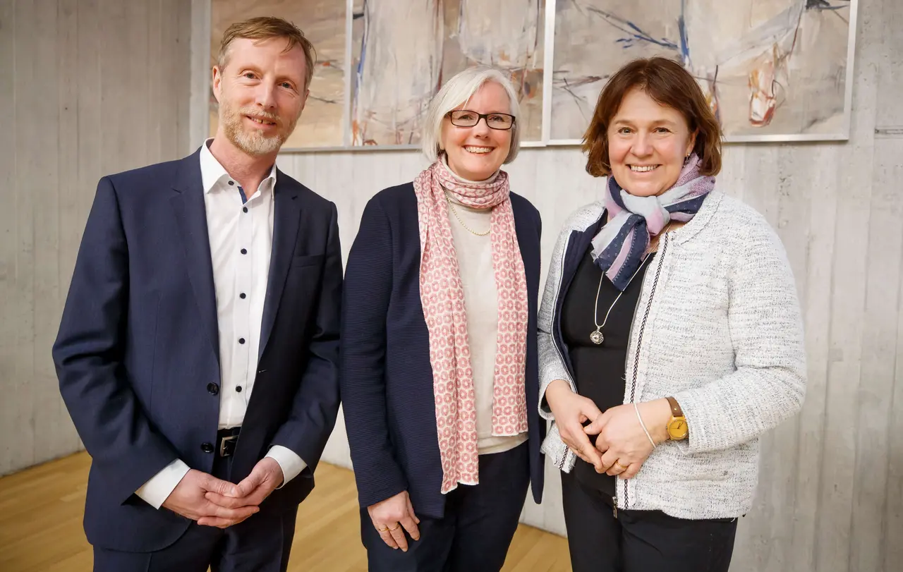 Die Präsidiumsmitglieder  der 16. Landessynode: Präsidentin Sabine Foth (Mitte) mit ihren beiden Stellvertretern Andrea Bleher und Johannes Eißler.