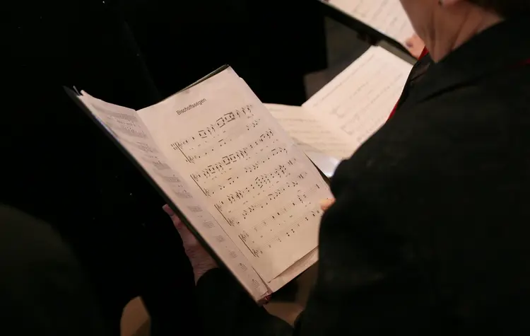 Ehrenamtliche wirken auch bei der Gestaltung von Gottesdiensten mit.