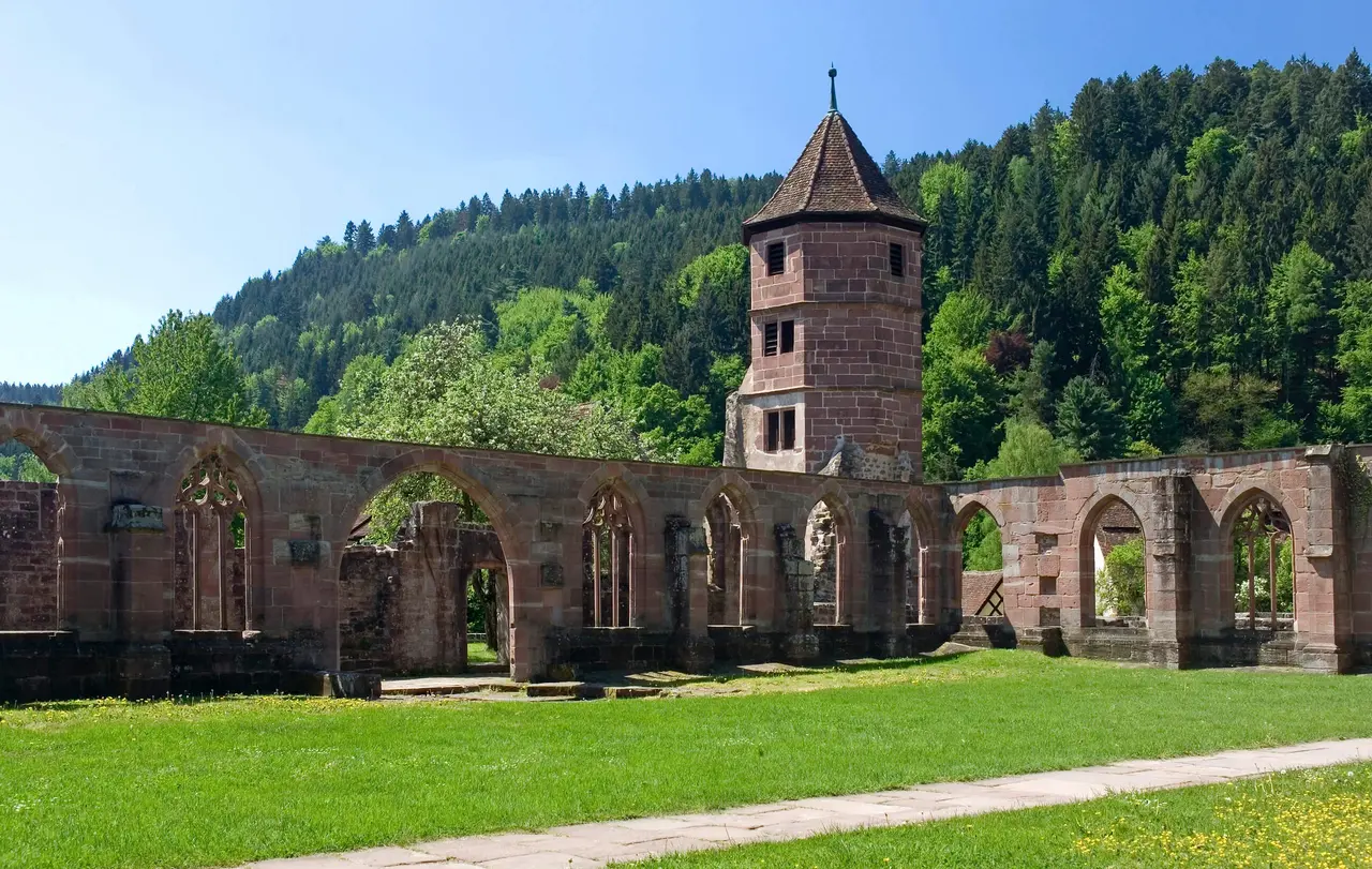 In den Ruinen des Kloster Hirsau sind auch heute noch viele verschiedene Baustile sichtbar.
