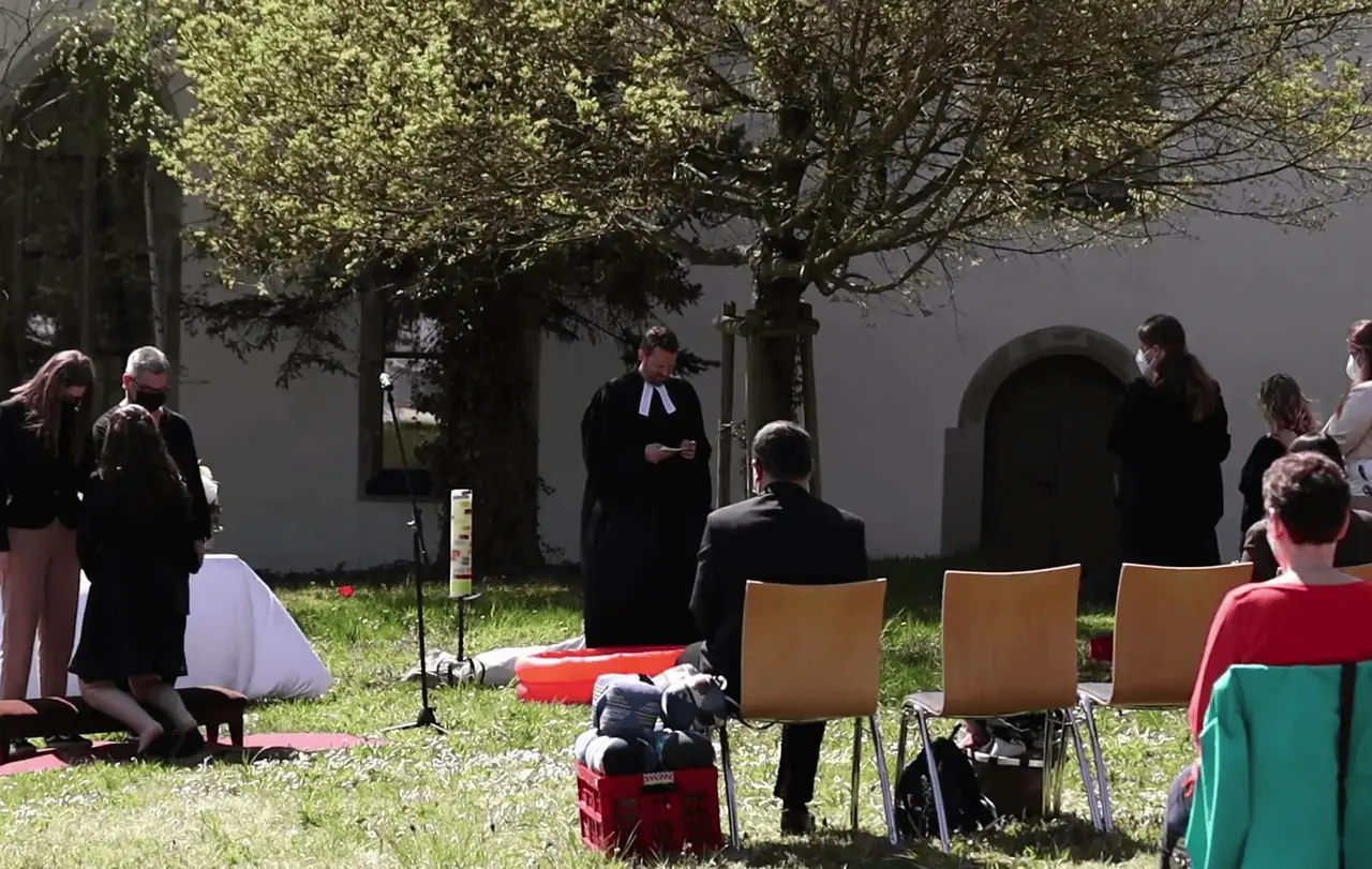 Pfarrer Dominik Löw bei einer Konfirmation während der Corona-Pandemie.