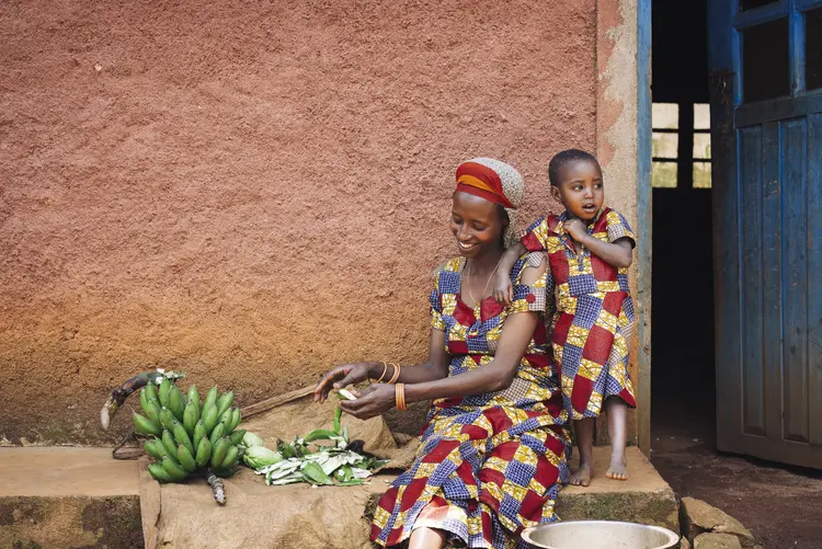 Kleinbäuerin Claudine Hashazinyange (26) aus Burundi schält Kochbananen vor ihrem Haus. Sie ist eine Teilnehmerin des Programmes von Ripple Effekt. Die Brot für die Welt-Partnerorganisation fördert unter anderem nachhaltige landwirtschaftliche Entwicklung, Ernährungssicherung, Armutsbekämpfung und Gleichstellung der Geschlechter.