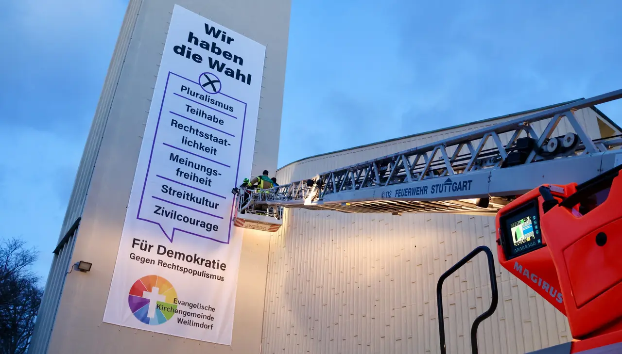Die Stephanuskirche in Stuttgart-Weilimdorf. Bei der Montage des Banners hat die Freiweillige Feuerwehr geholfen.