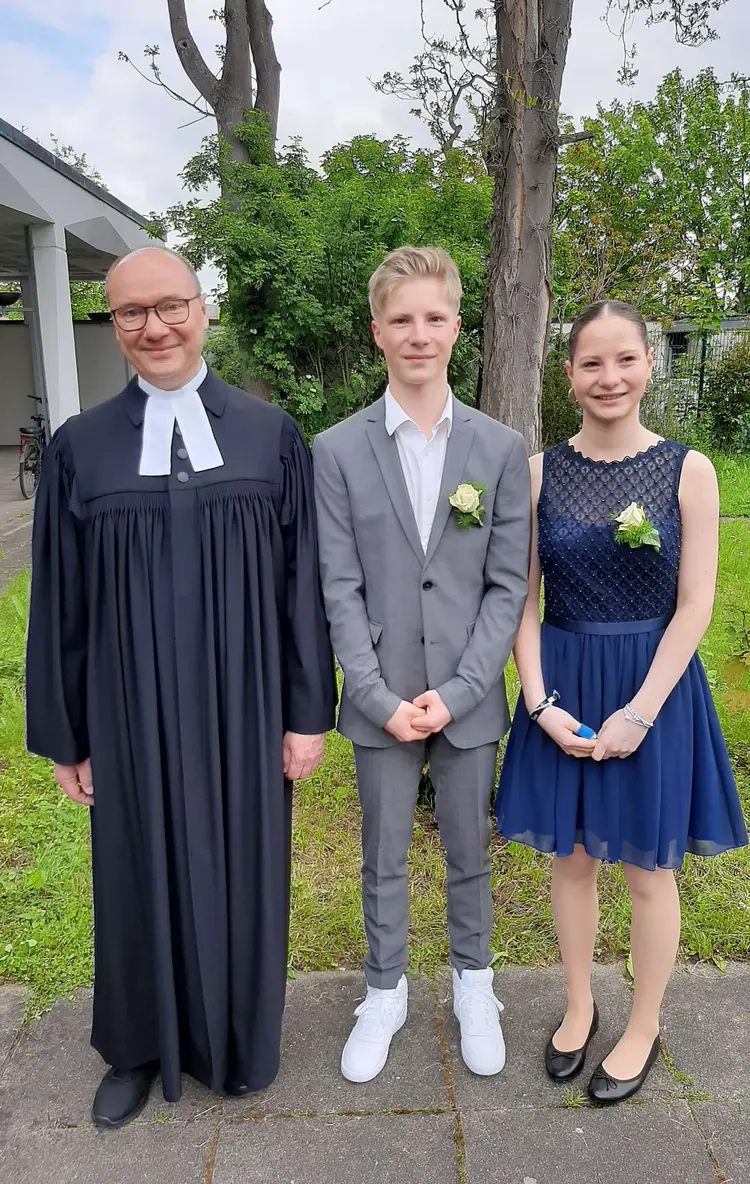 Die Konfis und Pfarrer Jörg Scheiring (links).