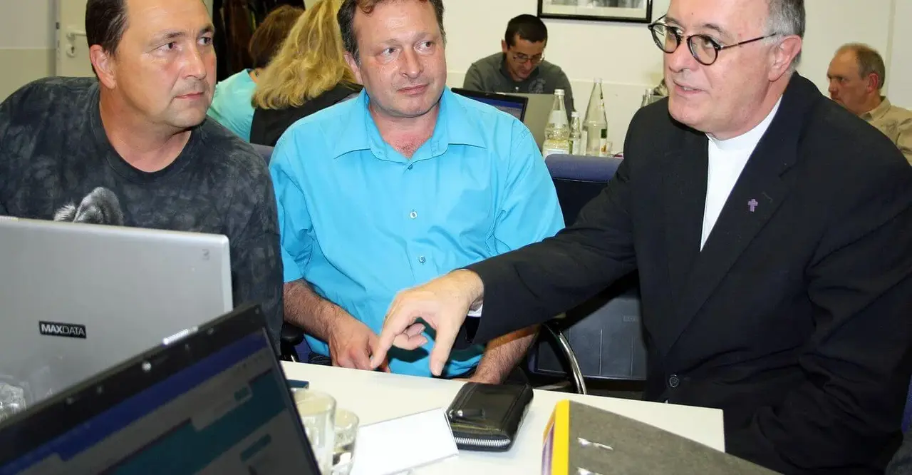 Landesbischof Dr. h. c. Frank Otfried July im Gespräch mit Teilnehmern des Fernkurses "Energiemanagement kompakt".