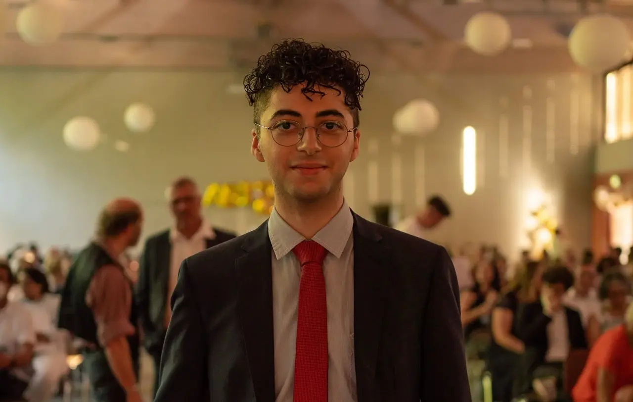 Deeb Alassaf kam erst vor gut fünf Jahren mit seiner Familie von Syrien nach Deutschland – im Mai 2022 machte er ein Einser-Abitur am Ev. Schulzentrum Michelbach.