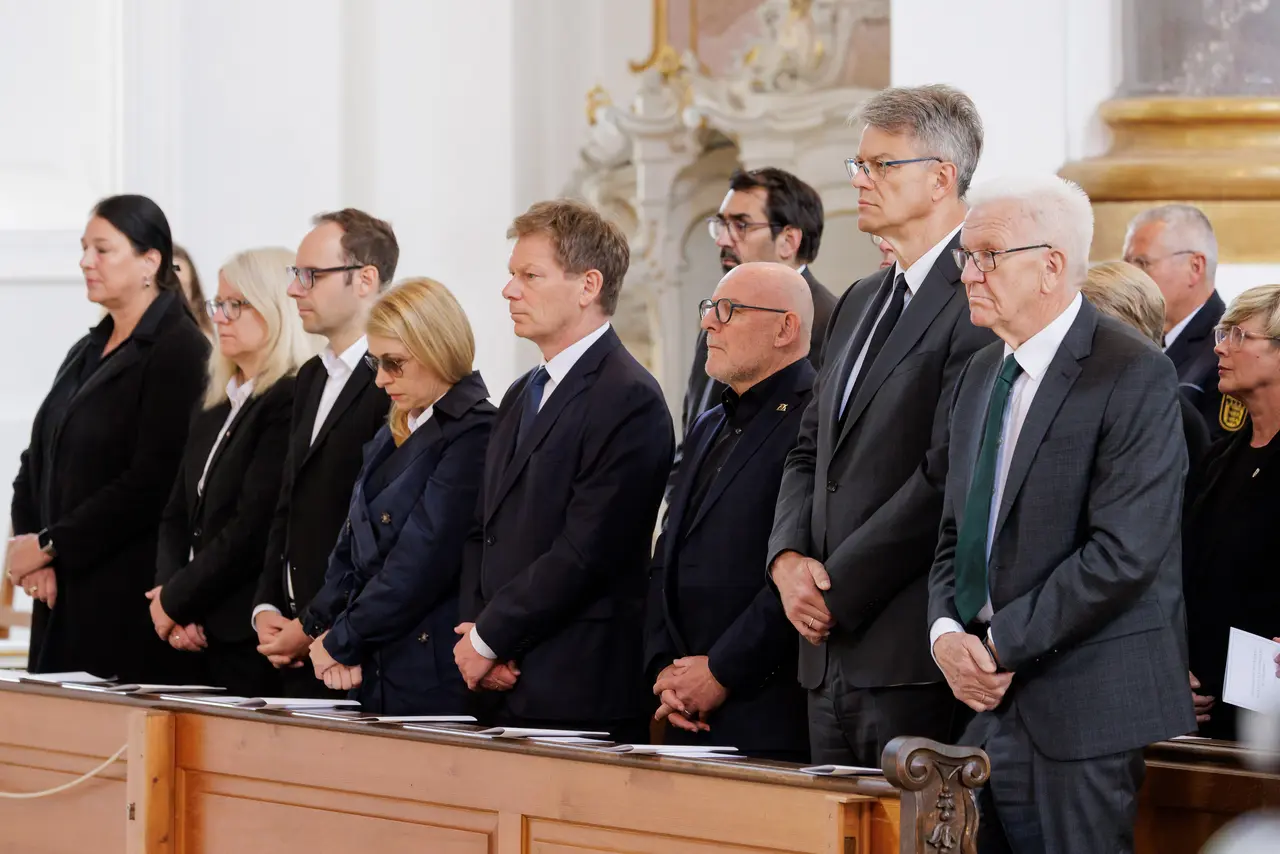 v.l.n.r. Prof. Dr. Anja Reinalter MdB, Dr. Clarissa Freundorfer (Konzernbevollmächtigte der Bahn für den Südwesten), Markus Kaupper (Vorsitzender der Regionalleitung, DB Regio AG, Region Baden-Württemberg), Evelyn Palla (Vorstand Regionalverkehr der Deutschen Bahn AG), Richard Lutz (Vorstandsvorsitzender der Deutschen Bahn AG), Winfried Hermann (Verkehrsminister Baden-Württemberg), Bundesverkehrsminister Patrick Schnieder, Ministerpräsident Winfried Kretschmann
