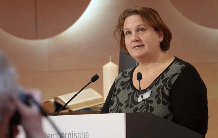 Staatsministerin Theresa Schopper während ihres Grußwortes an die Synodalen.