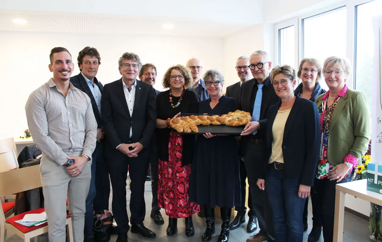 Viele Menschen und Institutionen haben beim Umbau mitgeholfen - die Namen der Abgebildeten finden Sie unten auf dieser Seite.