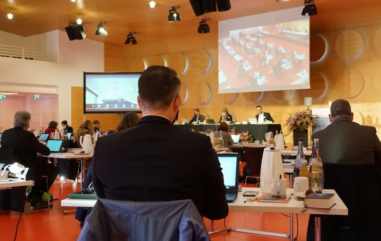 Mit großer Betroffenheit hörten die Synodalen den Bericht von Kirchenrat Klaus Rieth über weltweite Verfolgungssituationen.