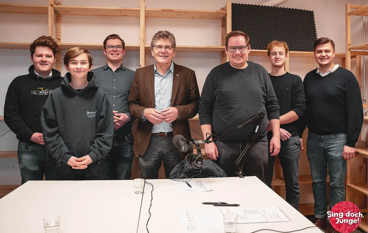 Landesbischof Ernst-Wilhelm Gohl und das Podcast-Team der Hymnus Chorknaben.