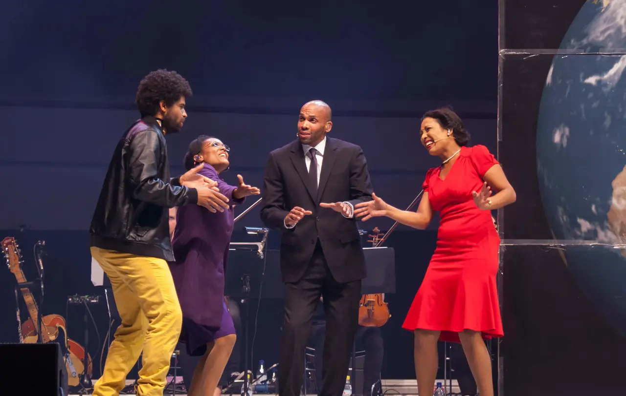 Im Musical geht es auch um Kings gewaltbereite Widersacher, seine Familie – und um seine Mitstreiterin Rosa Parks: Sie weigerte sich, einen für Weiße reservierten Sitzplatz zu verlassen, und löste so den Busstreik von Montgomery aus, der das Ende der Rassentrennung einläutete.