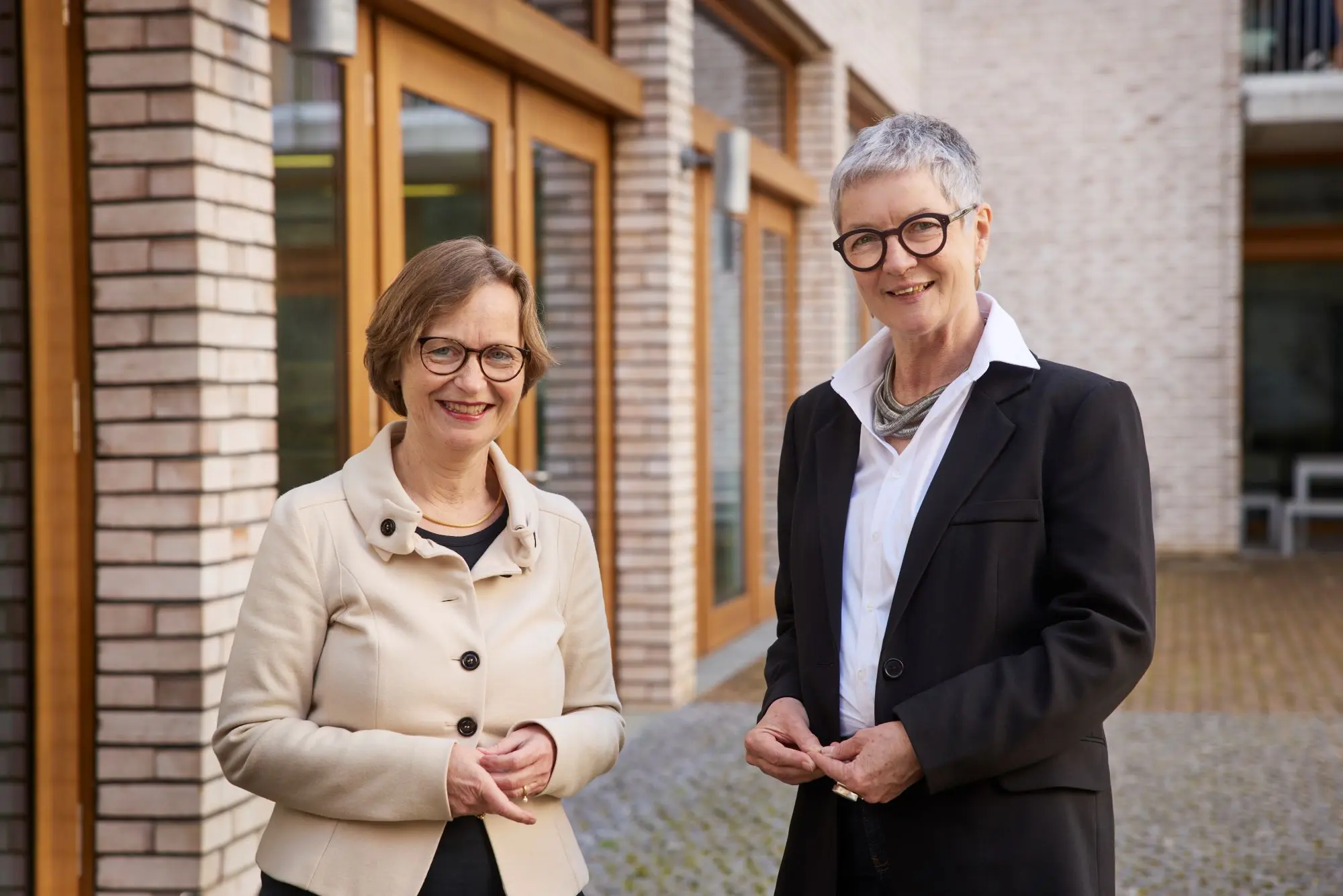 Oberkirchenrätin Kathrin Nothacker (links) und Oberkirchenrätin Carmen Rivuzumwami (rechts)