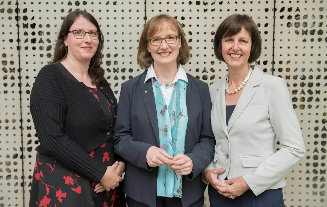 Das Team von „bibliorama", dem Stuttgarter Bibelmuseum: die beiden Pfarrerinnen Karina Beck und Franziska Stocker-Schwarz sowie die Religionspädagogin Beate Schuhmacher-Ries arbeiten Hand in Hand.