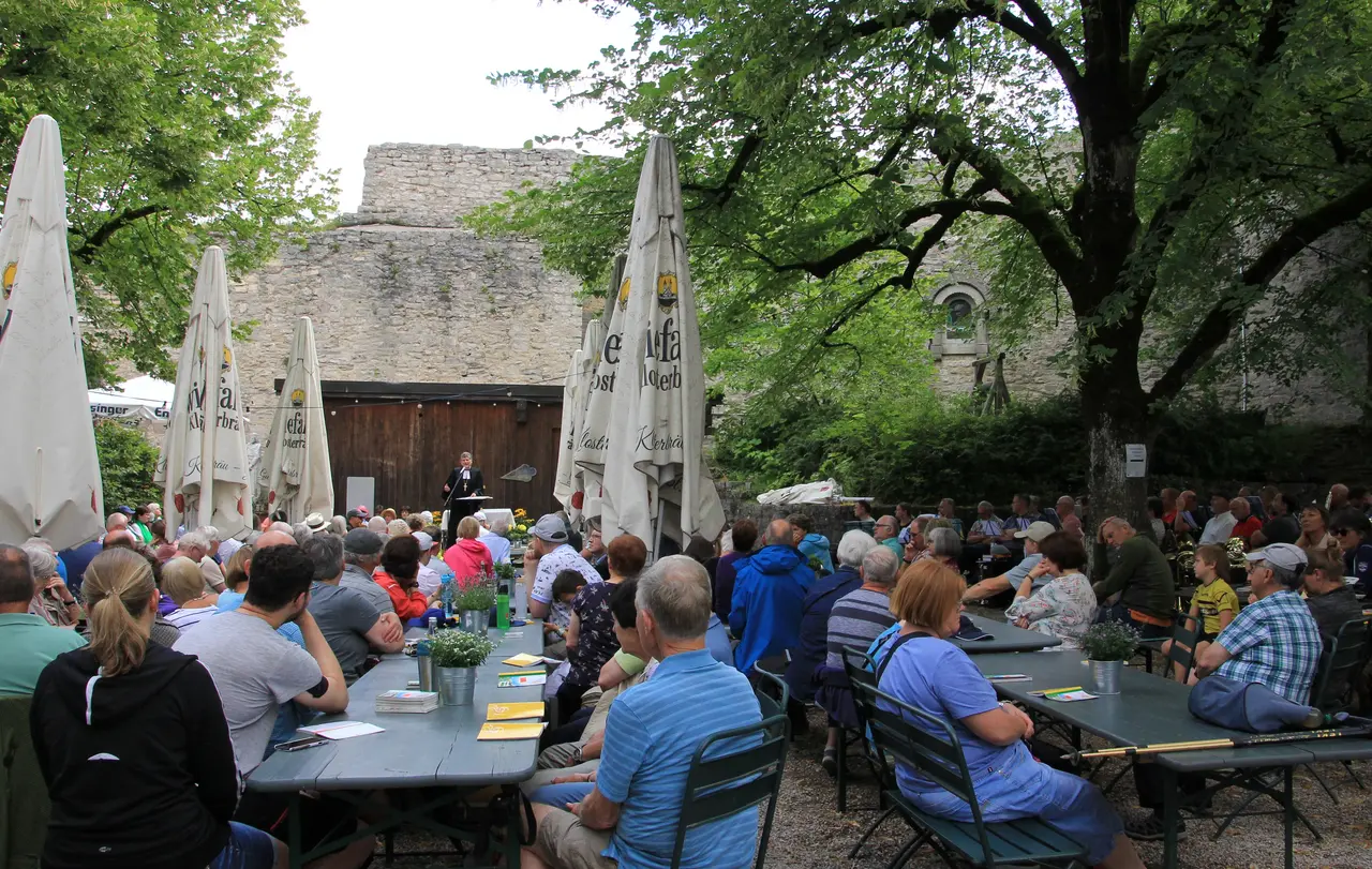 Landesbischof Ernst-Wilhelm Gohl 50 Jahre Kirche im Grünen Hohenneuffen Kirche im Grünen feierte ihr Jubiläum im Innenhof der Ruine Hohenneuffen.