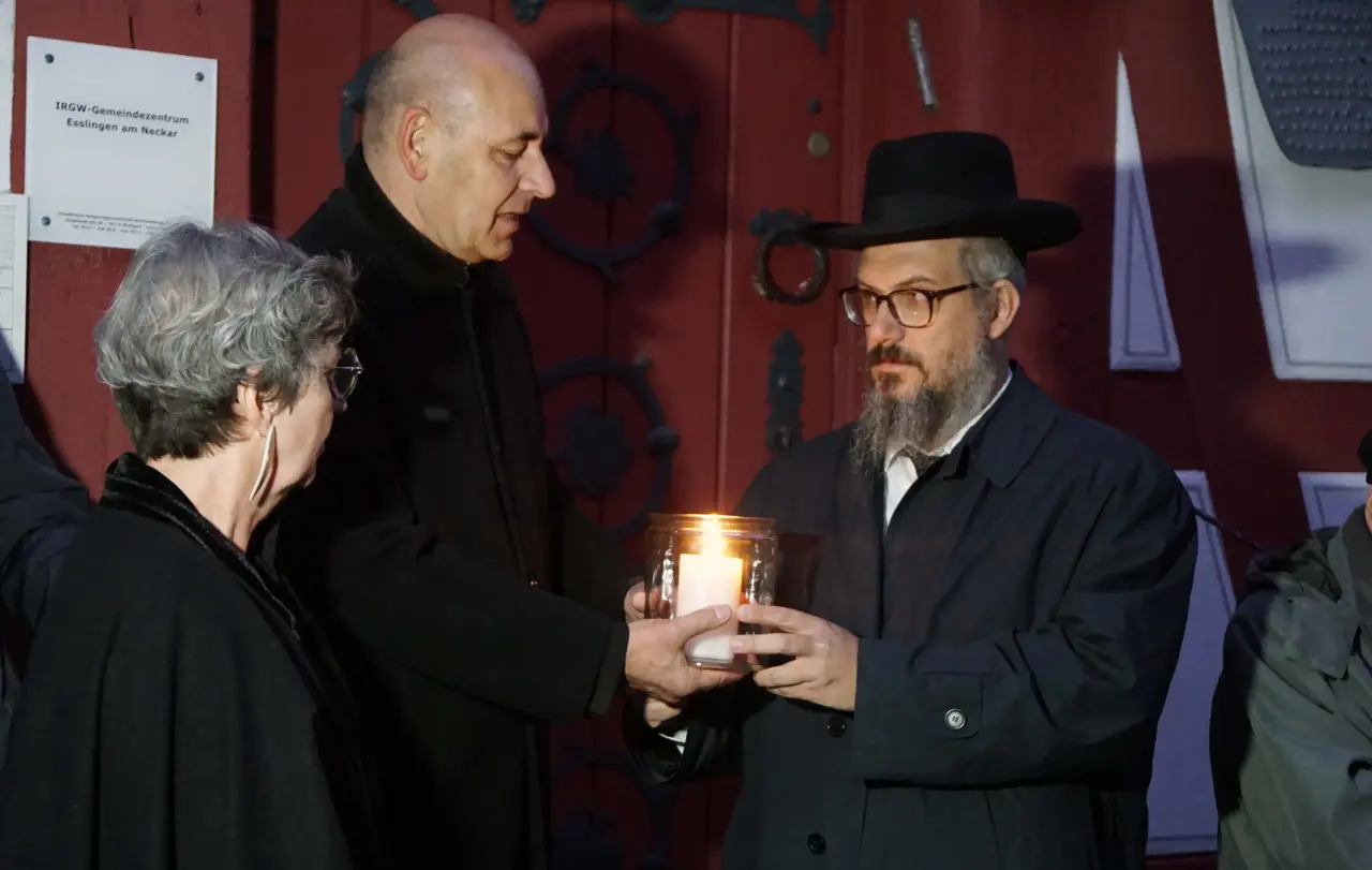 Vereint im Gedenken an die Opfer des Anschlags von Halle: Die Stuttgarter Prälatin Gabriele Arnold, der Esslinger Dekan Bernd Weißenborn und der für Stuttgart und Esslingen zuständige Rabbiner Jehuda Puschkin.