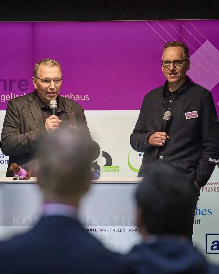 Die Geschäftsführer des Evangelischen Medienhauses Tobias Glawion (links im Bild), Frank Zeithammer (rechts im Bild)