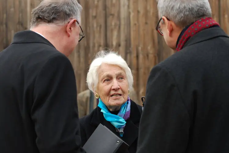 Zeitzeugin Wendelgard von Staden im Gespräch mit Landesbischof July und Kirchenrat Georg Eberhardt