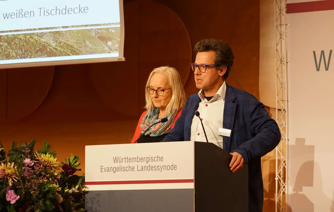 Yasna Crüsemann und Matthias Vosseler berichteten von den beeindruckenden Erfahrungen, die die Delegation in Südafrika machen konnte.