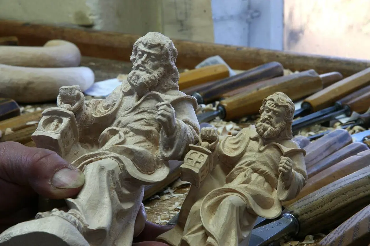 Mit geschickten Handgriffen trägt Baur Schicht für Schicht des hellen Lindenholzes ab.