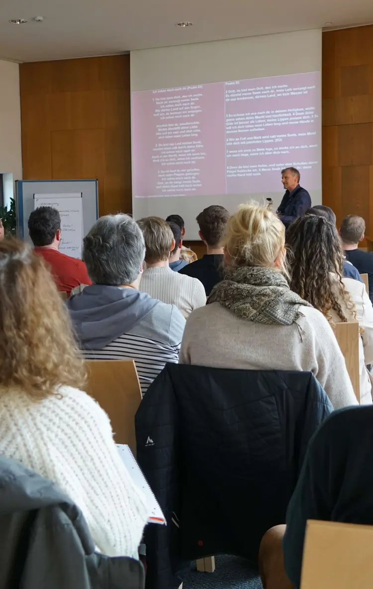 „Von der Bibel zum Liedtext“ hieß ein Workshop, den Albert Frey und Hans-Joachim Eckstein gemeinsam geleitet haben.