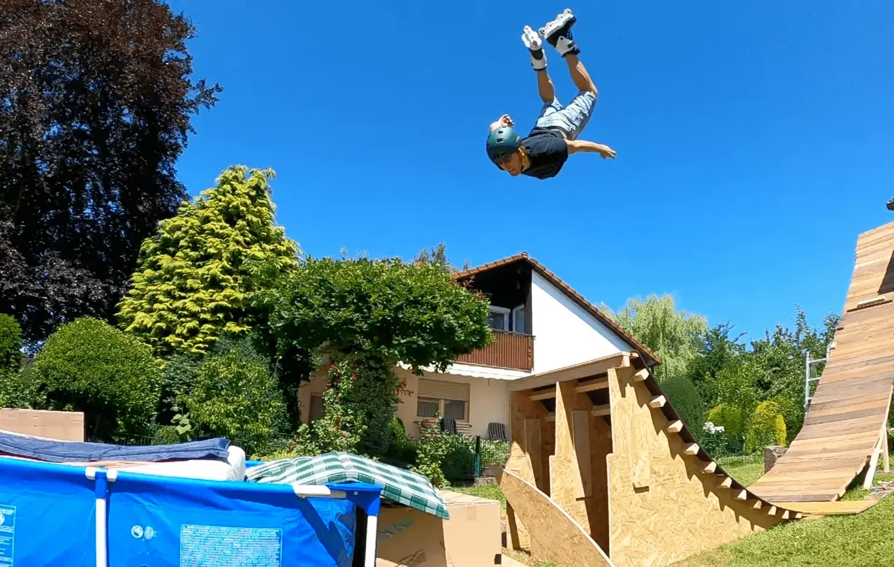 Salto in ein Bällebad von einer selbstgebauten Rampe. Die FunChurch verknüpft Trendsport und Glauben miteinander.