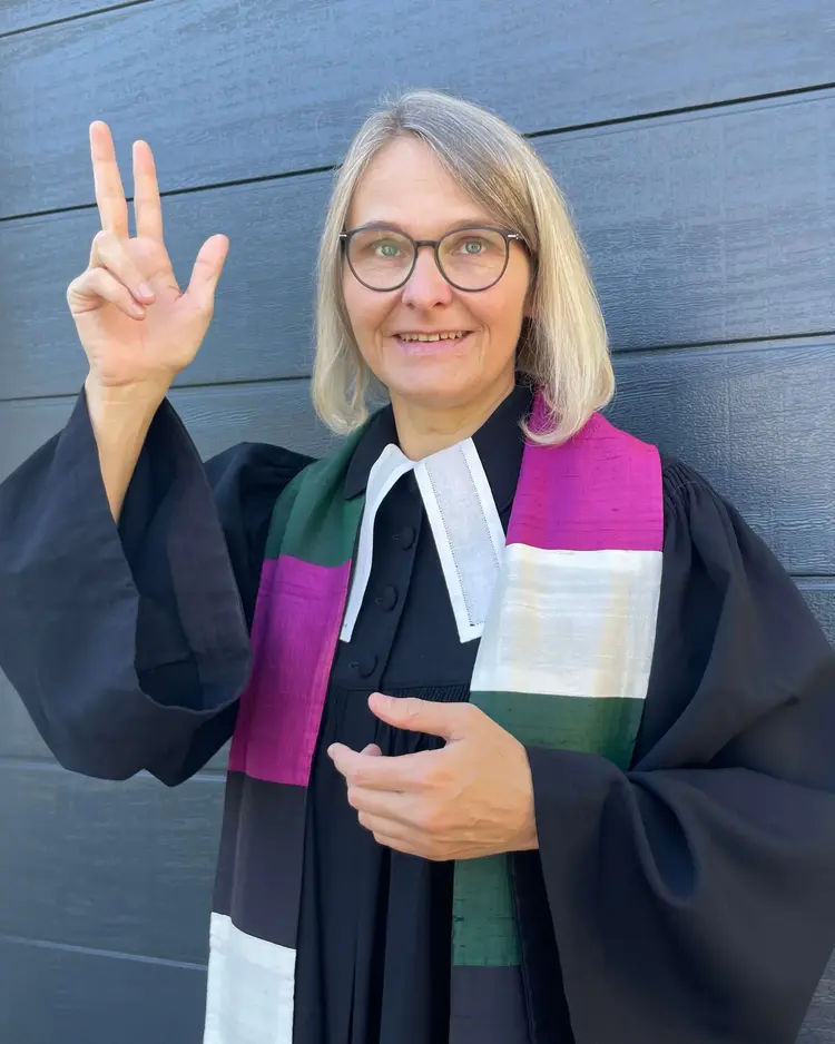 Daniela Milz-Ramming zeigt die Geste „Gott“.