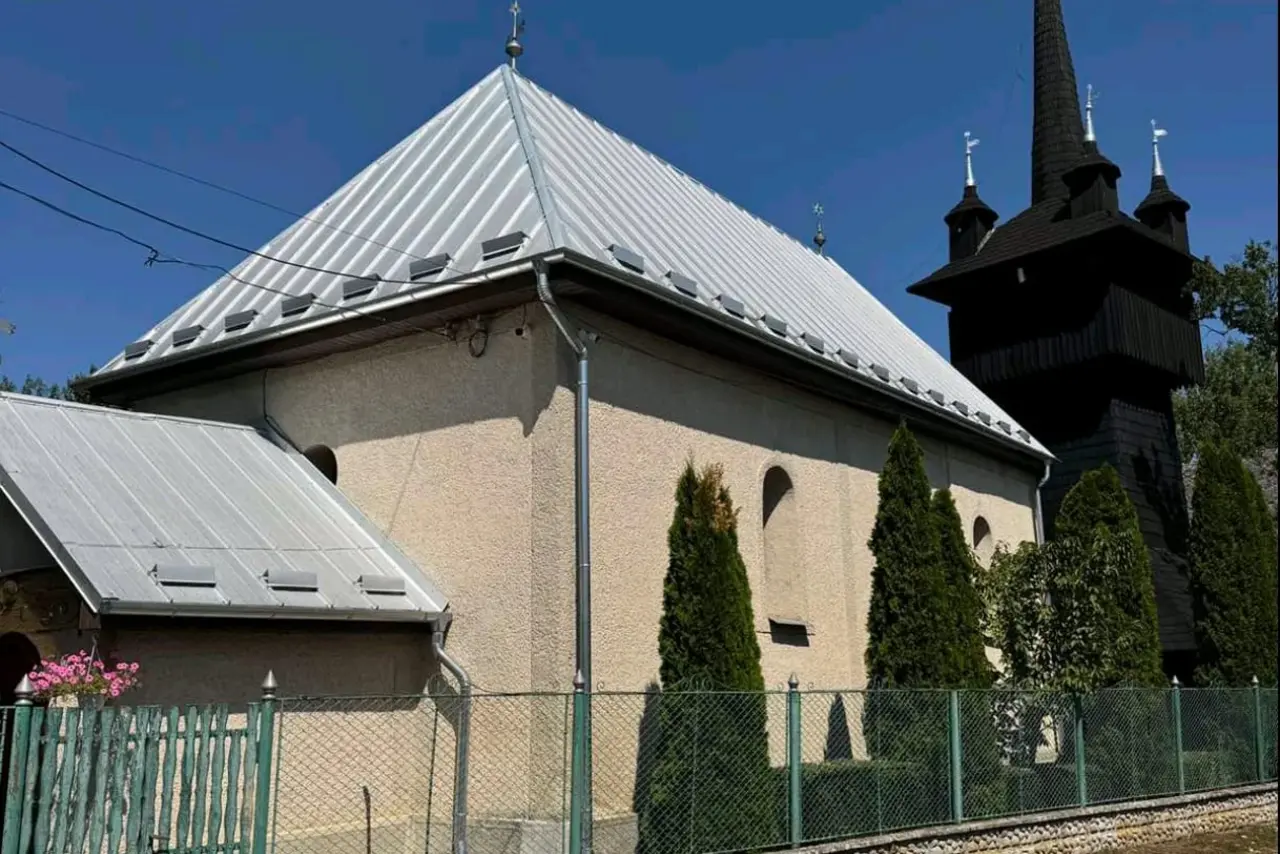 Eine Kirche in der West-Ukraine, der die Glocke fehlt.