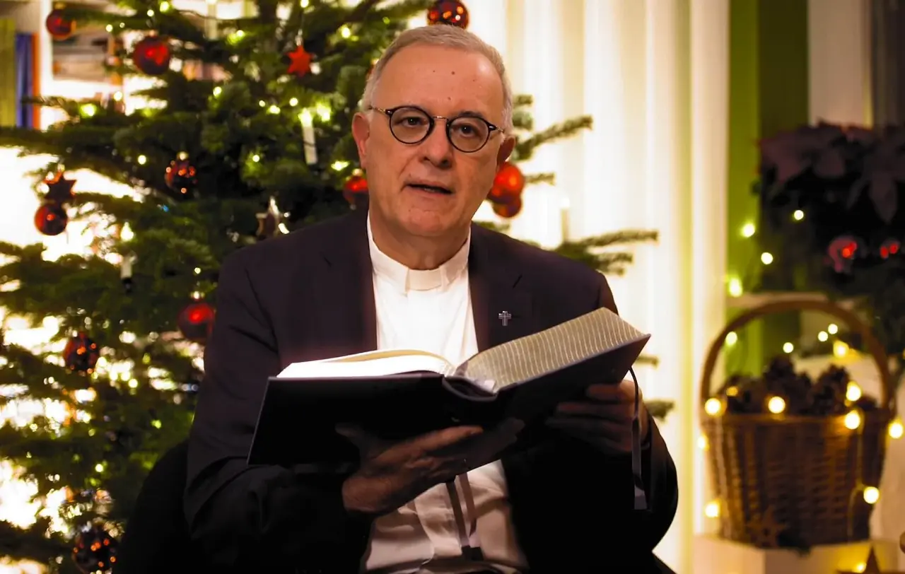 Landesbischof July las Weihnachten 2021 die Weihnachtsgeschichte vor.