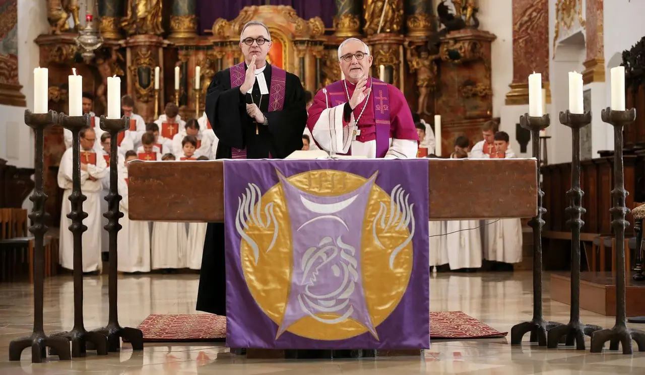 In einer Selbstverpflichtung versprachen beide Bischöfe, gemeinsam „Zeugnis von Gott abzulegen“ sowie „gemeinsam zu handeln und einander aktiv zu unterstützen“, wo immer es möglich sei.