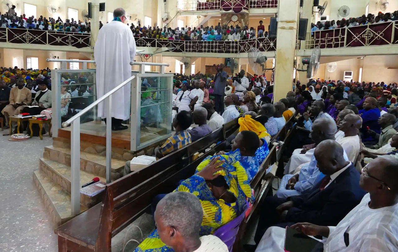 July predigt zum Abschluss seiner Nigeriareise vor mehr als 2.000 Menschen