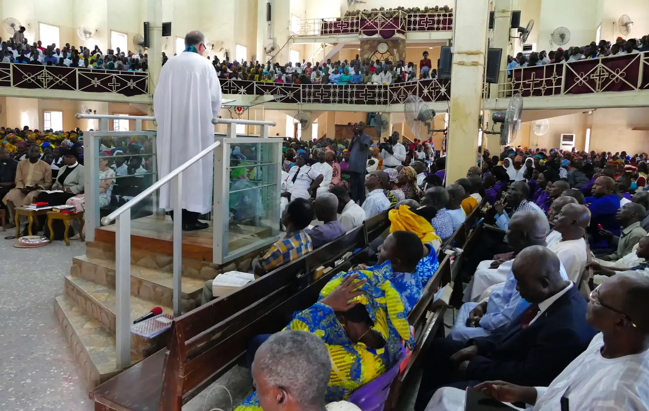 July predigt zum Abschluss seiner Nigeriareise vor mehr als 2.000 Menschen