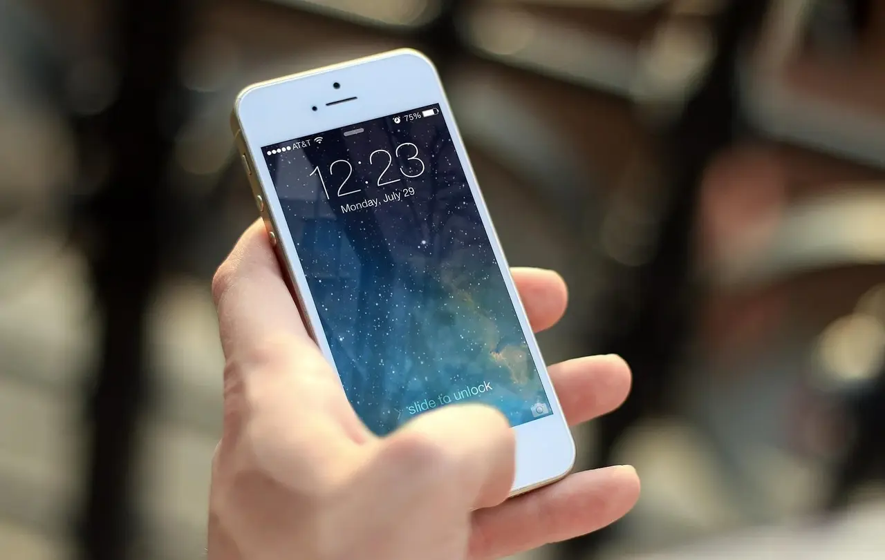 An Weihnachten und zwischen den Jahren gibt es Ansprechpartnerinnen und Ansprechpartner, wenn Sie eine Person zum Reden benötigen. Außerdem gibt es viele Weihnachtsfeiern zum Mitfeiern.