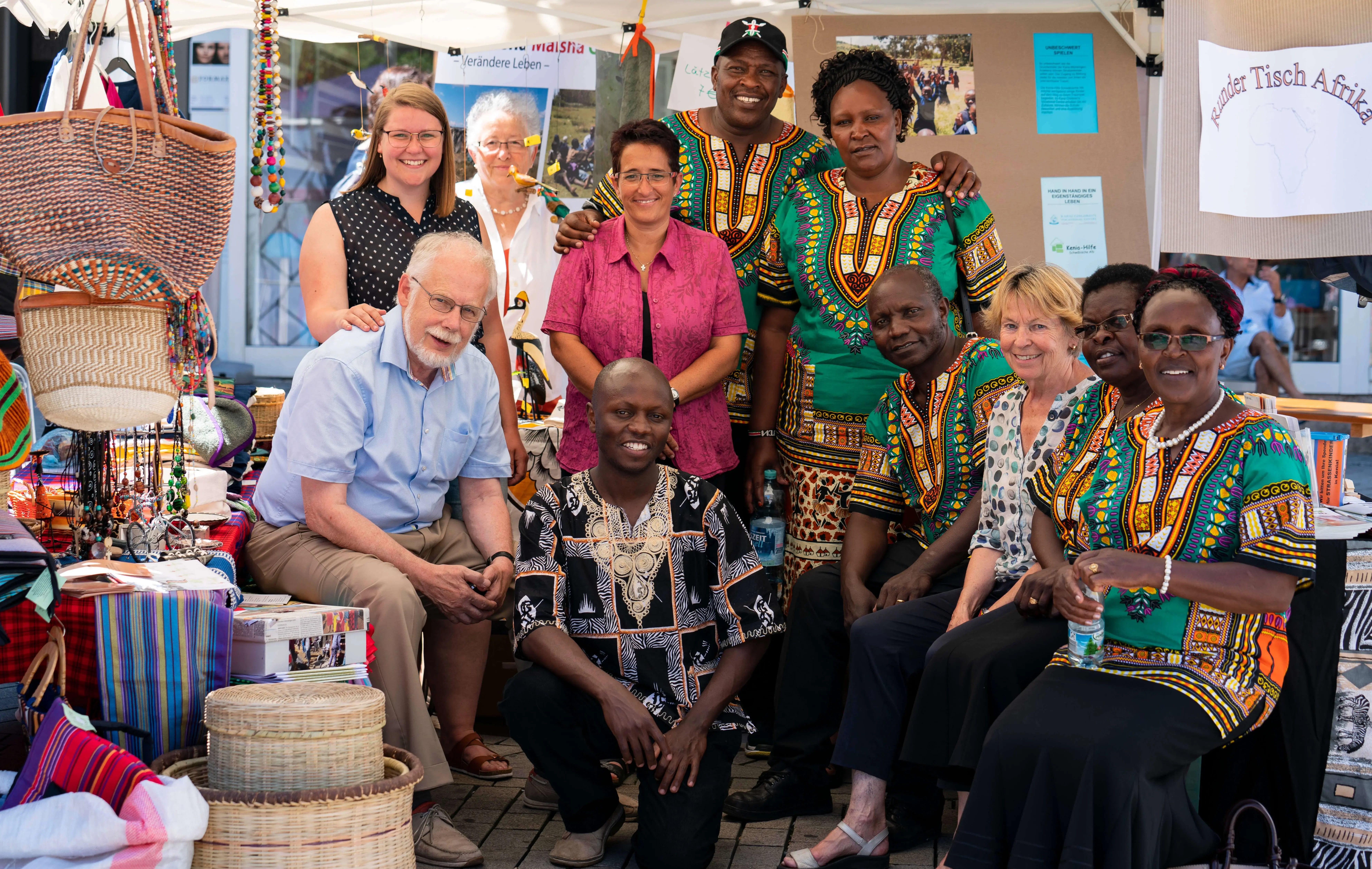 Auf dem Kiliansplatz waren mehr als 40 Informationsstände aufgebaut, an denen die Besucher mit haupt- und ehrenamtlichen Projektmitarbeitern ins Gespräch kommen konnten.