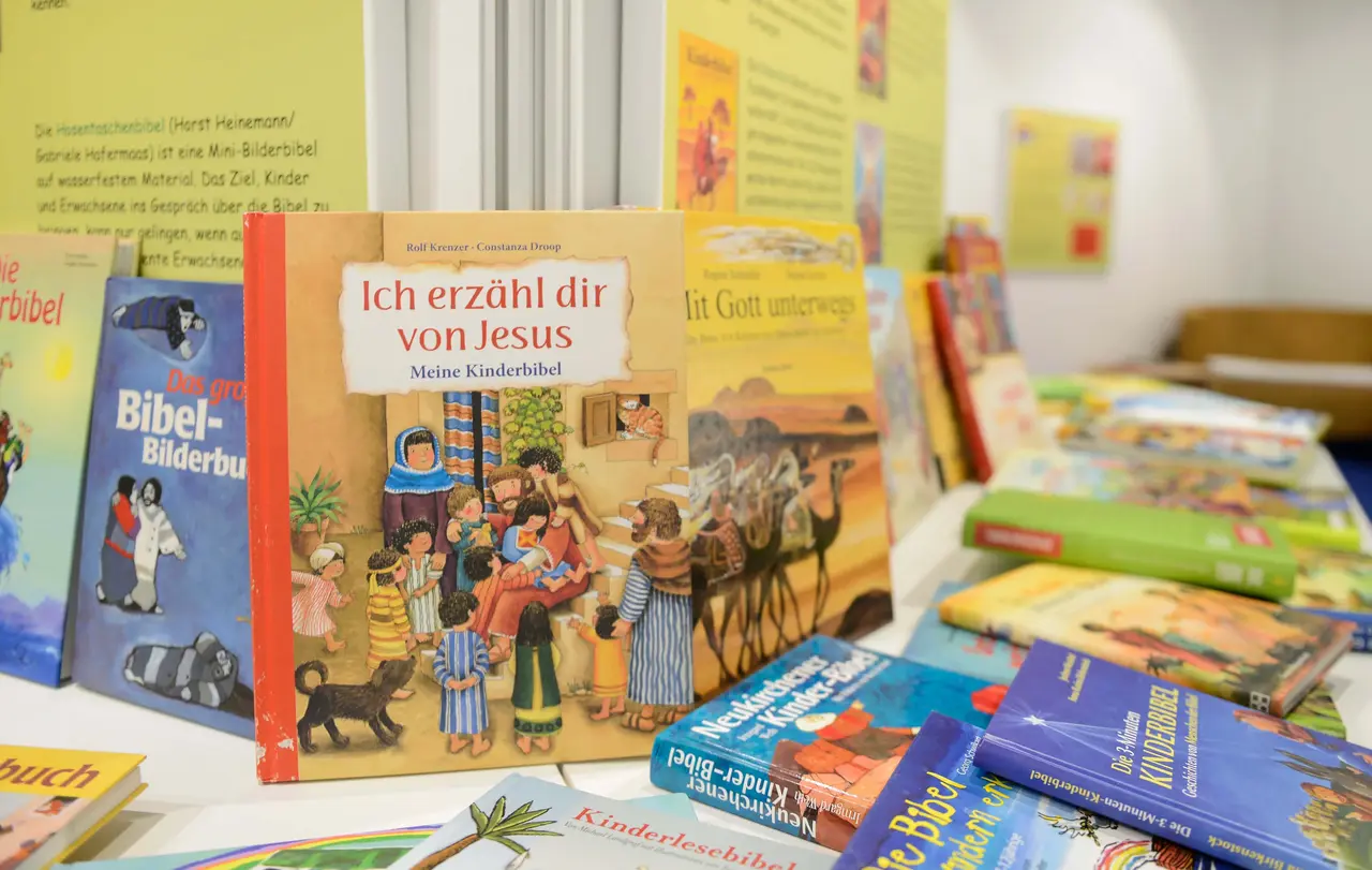 Die Auswahl an Kinderbibeln ist riesig. Im bibliorama beleuchtet eine Sonderausstellung die Geschichte, Gegenwart und Zukunft der Kinderbibeln.