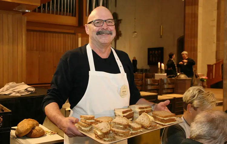 Vesperkirche Bei der Vesperkirche sind die Helfer und Helferinnen mit großem Einsatz dabei.