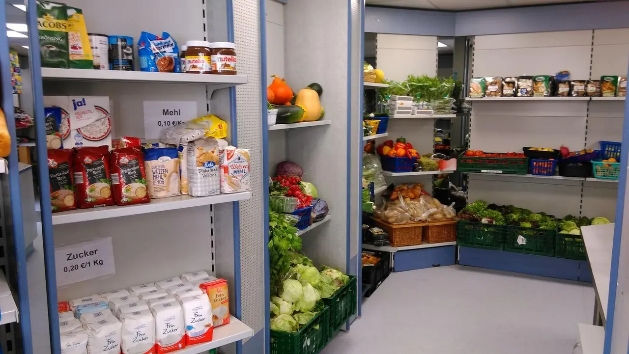 Die Regale im Tafelladen Vaihingen/Enz sind proppevoll.