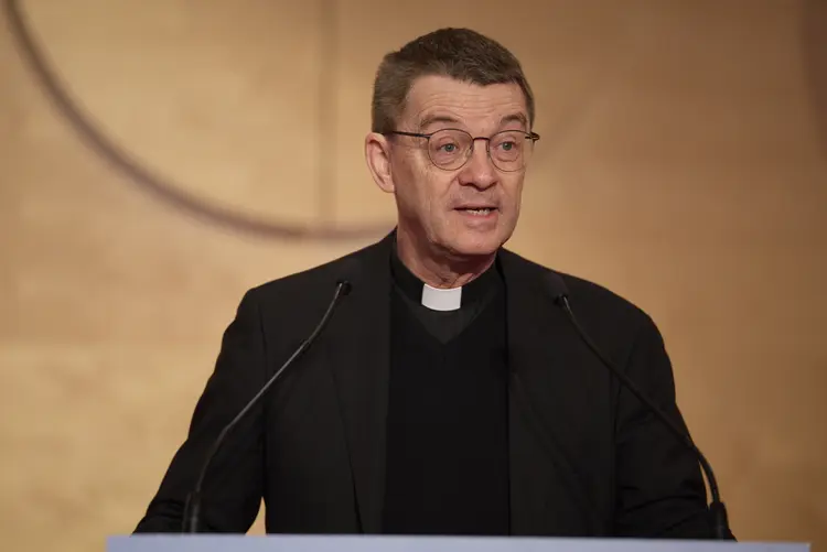 Bischof Dr. Klaus Krämer (Diözese Rottenburg-Stuttgart) spricht ein Grußwort zur 17. Landessynode Bischof Dr. Klaus Krämer, Diözese Rottenburg-Stuttgart