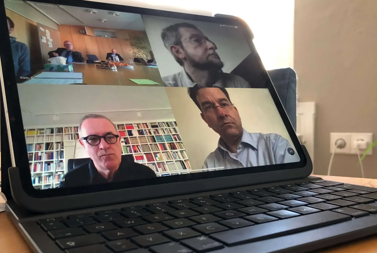 Virtuelle Konferenz des Krisenstabs mit Landesbischof Dr. h. c. Frank Otfried July (u.l.) und OKR-Direktor Stefan Werner (o.l).