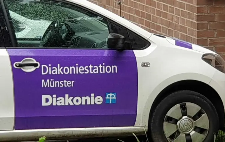 Ein Wagen der Diakonie-Sozialstation in Stuttgart-Münster; in der Landeshauptstadt dauert es bis zu 14 Monate, bis ein im Ausland erworbenes Berufszeugnis anerkannt ist (Symbolfoto).