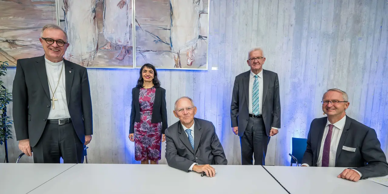 Landesbischof Frank Otfried July (von links) mit Landtagspräsidentin Mutherem Aras, Bundestagspräsident Dr. Wolfgang Schäuble, Ministerpräsident Winfried Kretschmann und Prof. Dr. Jörg Hübner, Geschäftsführender Direktor der Evangelischen Akademie Bad Boll.