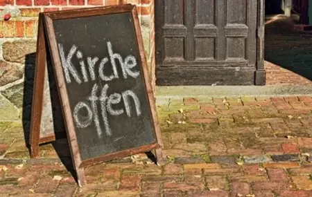 In der Kirche ist jeder willkommen - wir freuen uns auf Sie!