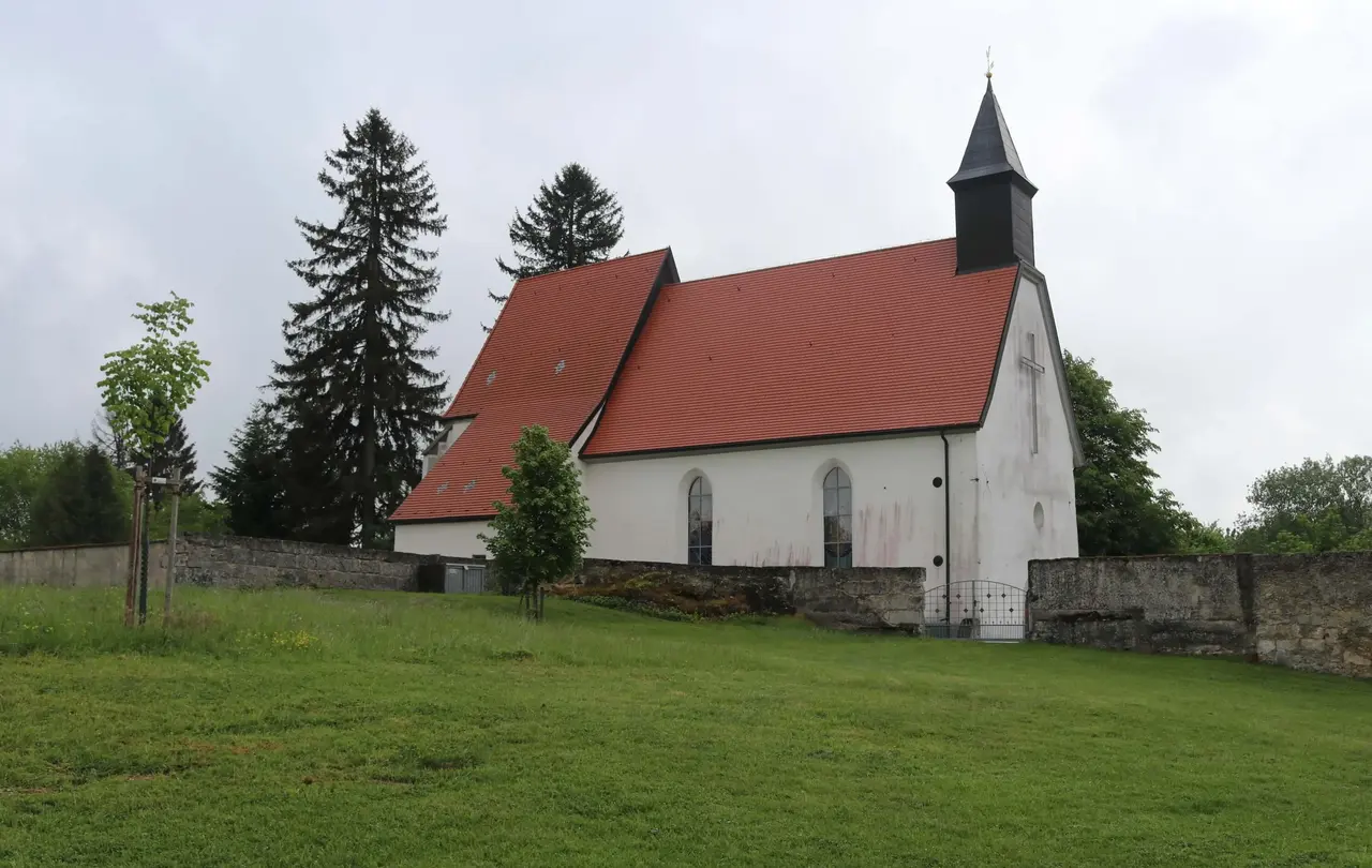 In den 60-er Jahren war von diesem Kirchlein nur noch ein Torso übrig.